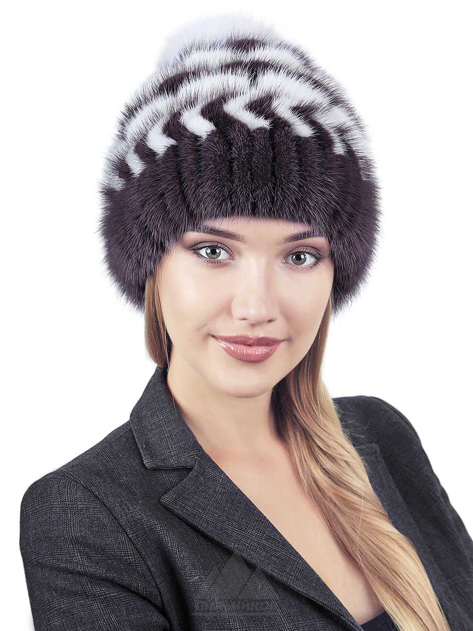 Женская меховая шапка из вязаной норки серая с бежевой полоской